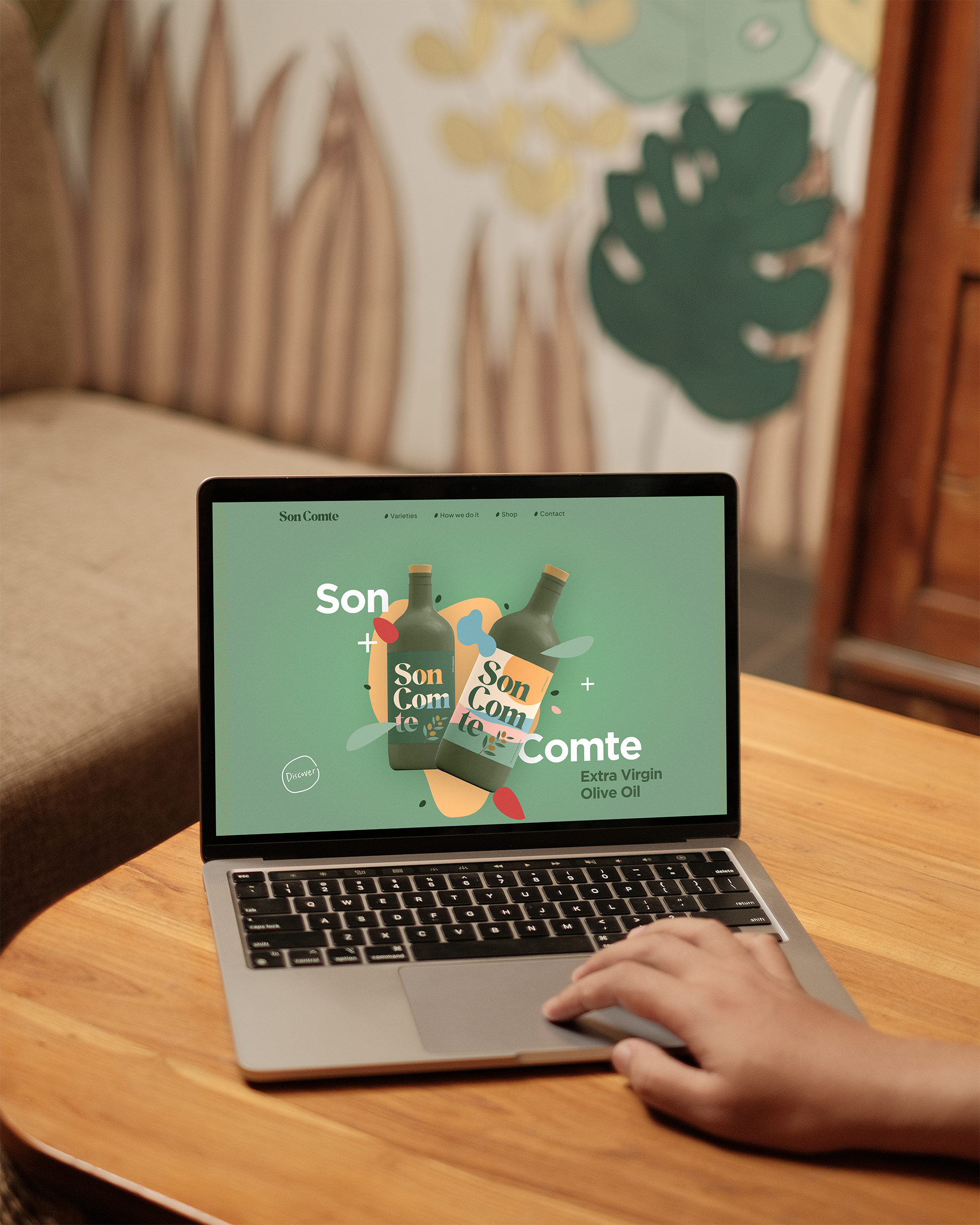 Personne devant un MacBook avec une landing page Onlance affichée