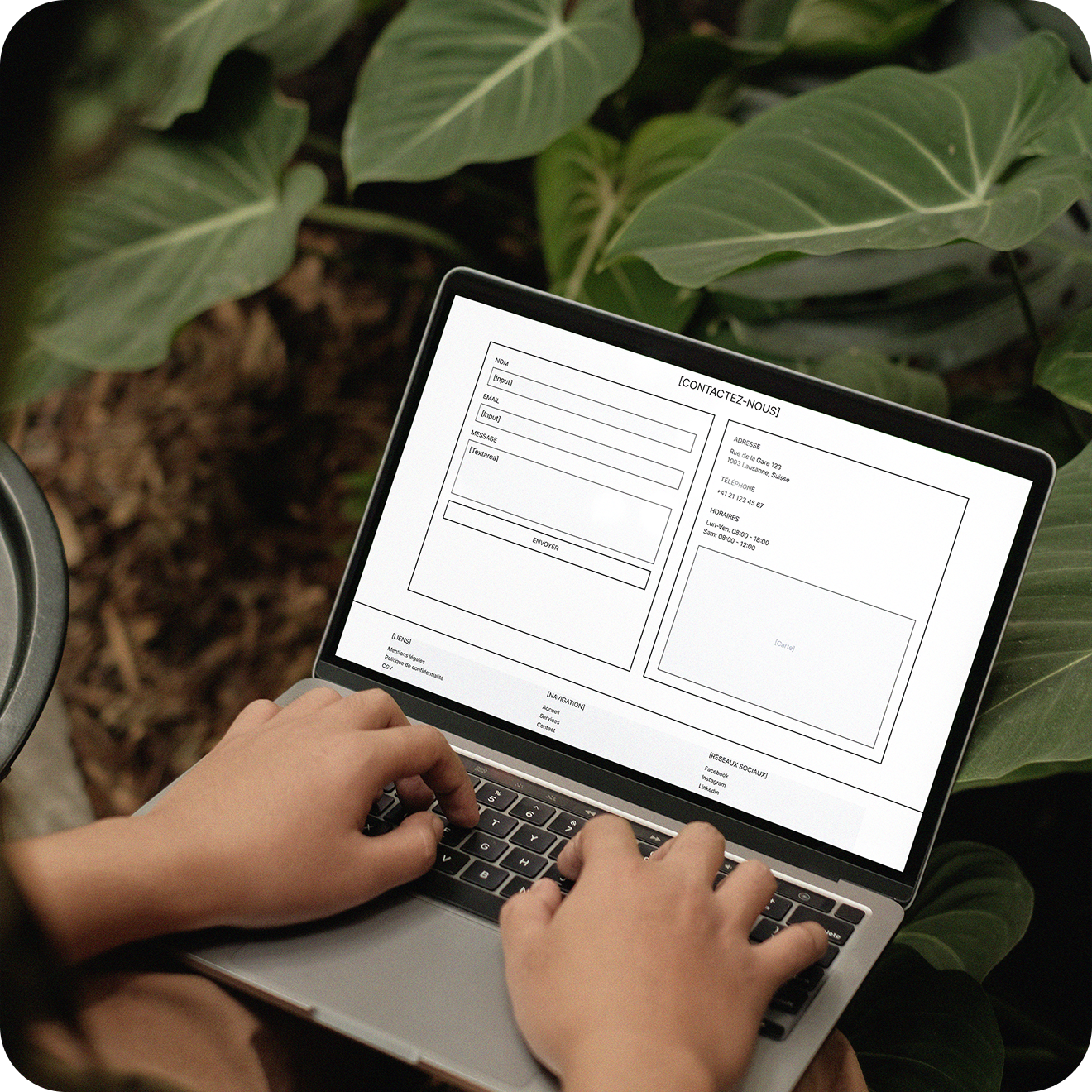 Ordinateur portable affichant un wireframe de page contact — livrables UX Boost